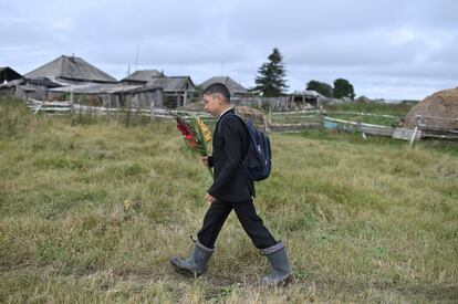 Ramil camina para cruzar el río para llegar a su escuela en el pueblo vecino de Butakovo, en el pueblo de Sibilyakovo. La escuela es un viaje de 30 minutos en bote por el río Irtysh seguido. por un viaje de 20 minutos en el autobús escolar.