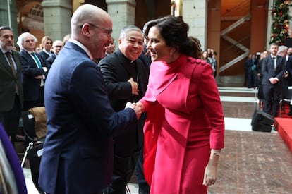 El delegado de Gobierno en la Comunidad de Madrid, Francisco Martín, saluda a la presidenta regional, Isabel Díaz Ayuso, en Madrid.