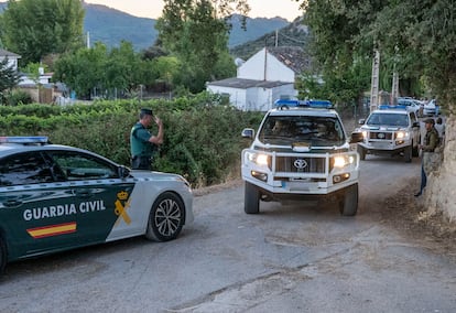 Dispositivo de la Guardia Civil en Huétor Santillán (Granada), este miércoles. 