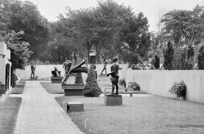 Las esculturas expuestas en el jardín hundido del museo, en una imagen de julio de 1985.