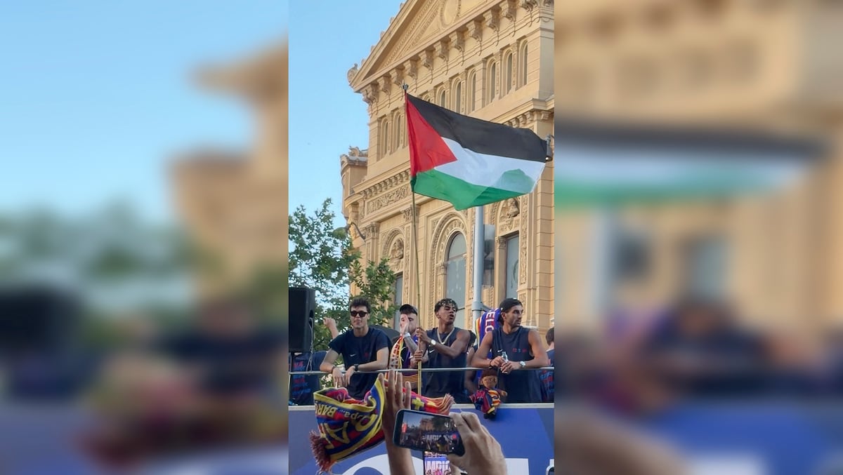 Lamine Yamal ondea la bandera palestina en la rúa del Barça