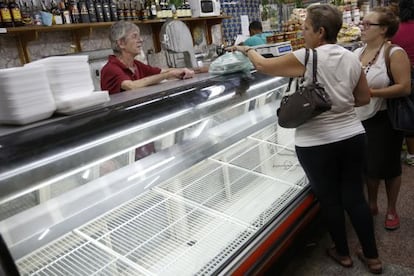 Clientes venezolanos en un supermercado vacío de Caracas.