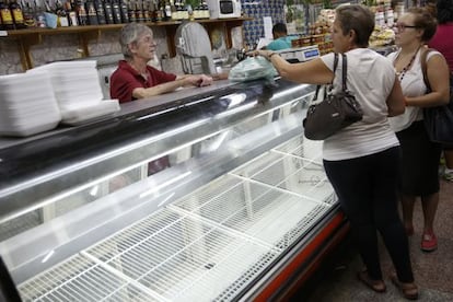 Clientes venezolanos en un supermercado vac&iacute;o de Caracas.