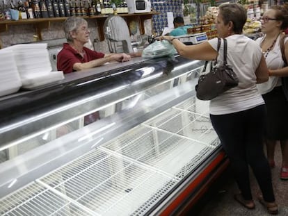 Clientes venezuelanos num supermercado vazio em Caracas.