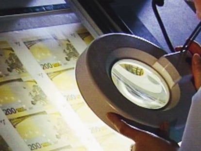 Control de calidad en la impresión de billetes de euro.