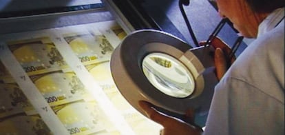 Control de calidad en la impresión de billetes de euro.