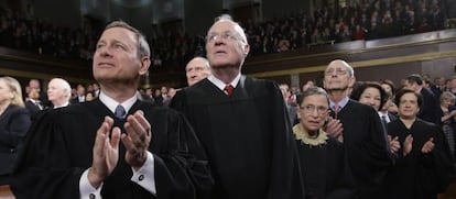 El juez Anthony Kennedy (segundo por la izquierda) se ha alineado con los magistrados progresistas en las últimas sentencias sobre la igualdad de los homosexuales. En la imagen, junto a los jueces John Roberts, Ruth Ginsburg, Stephen Breyer, Sonia Sotomayor y Elena Kagan.