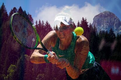 Multiexposición fotográfica de la tenista checa Marketa Vondrousova durante su partido de segunda ronda contra la búlgara Elitsa Kostova en el torneo femenino de Gstaad, Suiza.