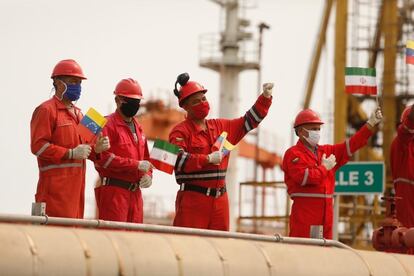 Trabajadores con banderas de Venezuela e Irán, este lunes, en Puerto Cabello (Venezuela).