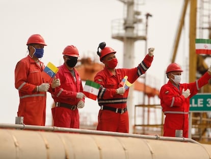 Trabajadores con banderas de Venezuela e Irán, este lunes, en Puerto Cabello (Venezuela).