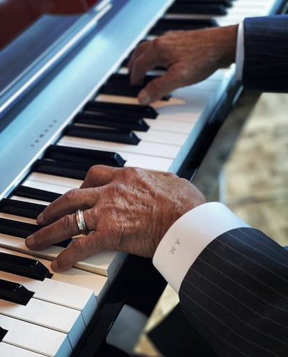 Las manos del compositor mexicano mientras toca el piano en Ciudad de México en 2020.