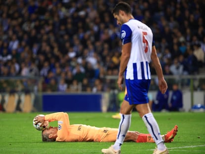 Antoine Griezmann se lamenta en el suelo durante el partido entre el Atlético y el Oporto este martes en Do Dragao.