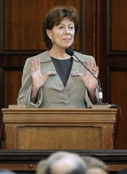 La comisaria Kroes, durante una conferencia ayer en Bruselas.