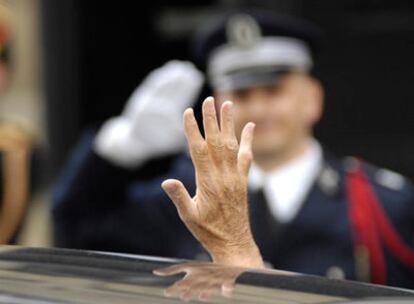 Jacques Chirac saluda desde el coche en el que abandona el palacio del Elíseo.