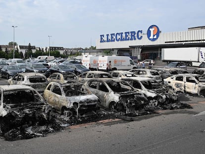 Vehículos quemados en el aparcamiento de un supermercado de Schiltigheim, en el este de Francia, el 29 de junio, durante los disturbios.
