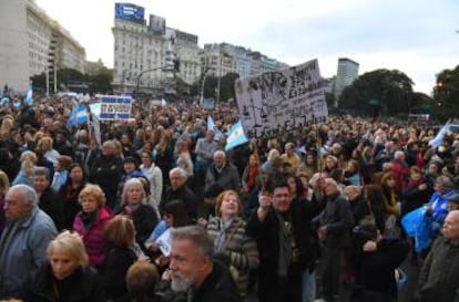 La manifestación de apoyo al Gobierno de Mauricio Macri avanza desde el Obelisco de Buenos Aires hacia la Plaza de Mayo.