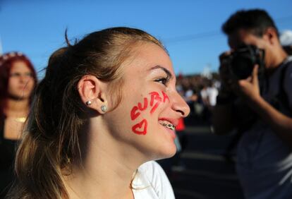 Antes de que marcharan las masas —bautizadas por los organizadores como "pueblo combatiente"— lo hicieron, por cientos, representantes de las Fuerzas Armadas Revolucionarias (FAR), en un desfile que oficialmente conmemoraba las seis décadas de vida del actual Ejército de Cuba. En la imagen, una joven asiste a la parada militar por el 58 aniversario de la Revolución Cubana.