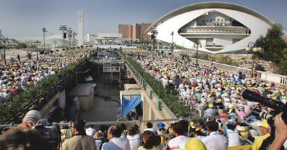 Misa celebrada por el Papa en la Ciudad de las Ciencias de Valencia en julio de 2006.