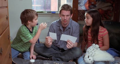 El actor Ethan Hawke (en el centro) junto a Lorelei Linklater (hija del director de la película) y Ellar Coltrane (izquierda).