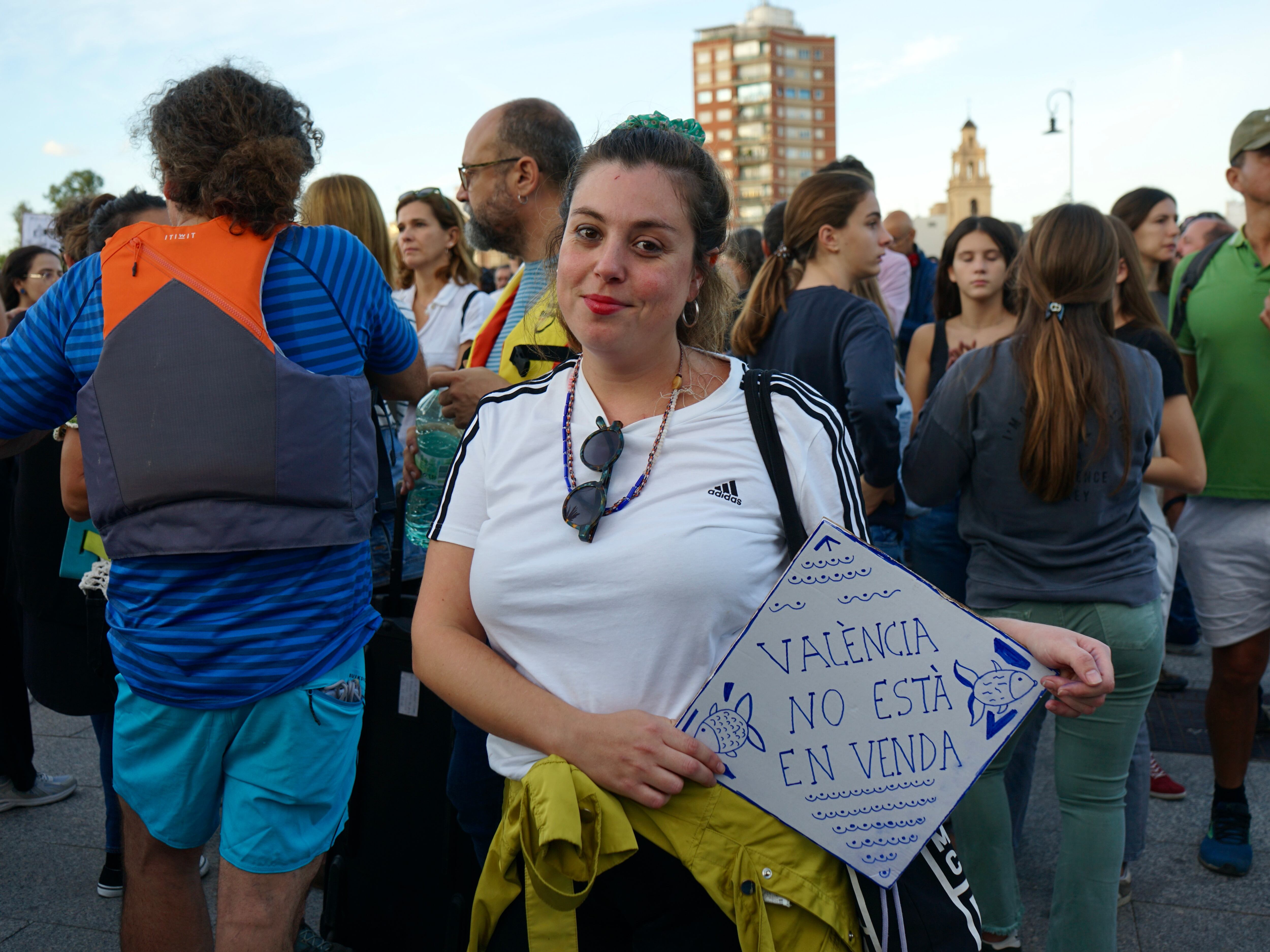 Ana Muñoz (29 años, Vila Joiosa, Alicante) posa durante la manifestación por el derecho a la vivienda celebrada este sábado en la ciudad de Valencia.