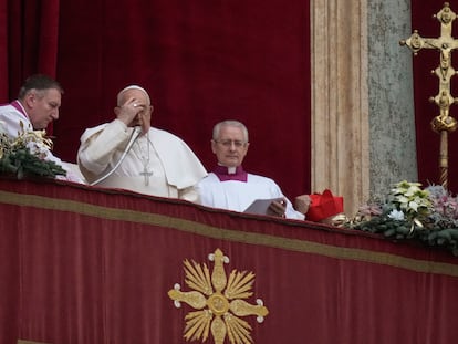 El papa Francisco, durante el tradicional mensaje 'Urbi et Orbi', este lunes en la basílica de San Pedro del Vaticano.