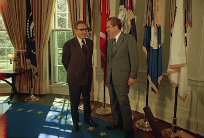 El secretario de Estado norteamericano, Henry Kissinger (izqda.), es felicitado por el presidente Richard Nixon en la oficina oval de la Casa Blanca, tras el anuncio de que Kissinger había ganado el Premio Nobel de la Paz en 1973. El diplomático norteamericano compartió galardón con el vietnamita Lo Duc Tho, que lo rechazó, por sus esfuerzos para poner fin a la guerra de Vietnam.