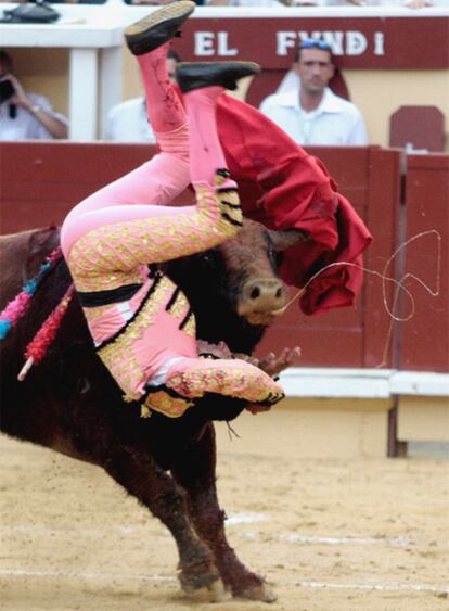 El Fundi, en el momento de ser volteado por el toro de la ganadería de Victorino Martín.