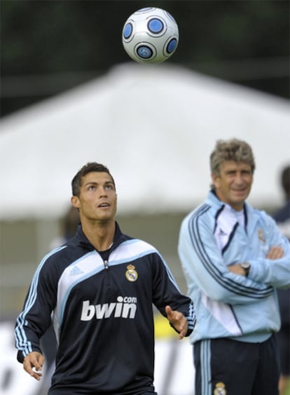 Pellegrini observa a Cristiano Ronaldo con el balón.