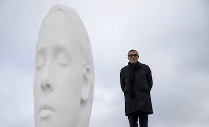 El escultor Jaume Plensa posa frente a su escultura.