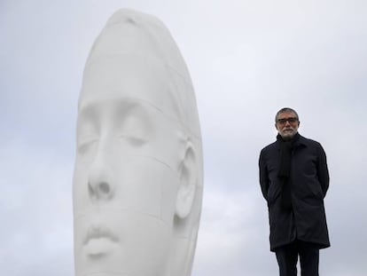 El escultor Jaume Plensa posa frente a su escultura.