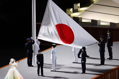 Bandeira do Japão é hasteada durante a cerimônia inaugural.