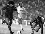 El 26 de junio de 1983 el Santiago Bernabéu acogía la ida de la final de la Copa de la Liga, un torneo que disputaban los equipos de la máxima categoría del fútbol español y que solo existió durante cuatro temporadas. El partido acabó con empate a dos, pero antes de eso la grada madridista se rindió a Maradona, que marcó un gol que ahora se describiría como maradoniano. “Cogió el balón en el centro del campo, llegó al área y se recreó en la ejecución del tanto, dejando que Agustín y Juan José cayeran a sus pies”, podía leerse en EL PAÍS, cuya crónica recoge el aplauso del Bernabéu.