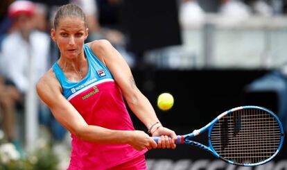 Pliskova devuelve la pelota durante el partido contra Sakkari.