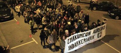 Centenares de personas participan este viernes en la manifestación celebrada en Abadiño para condenar el asesinato de Mari Luz Alejo
y su madre, Amelia Rodríguez.