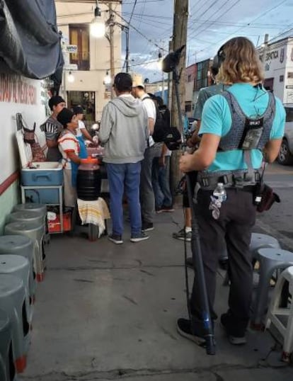 Doña Brigida, también conocida como 'La Chinita', regenta el puesto callejero de tlayudas más importante de Oaxaca, en México. En la fotografía, La Chinita junto algunos de los miembros del documental 'Street Food' de Netflix, recientemente estrenado e inesperado aliado para este humilde negocio en tiempos de pandemia.