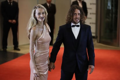 Carles Puyol y su novia Vanessa Lorenzo posan para los fotógrafos.