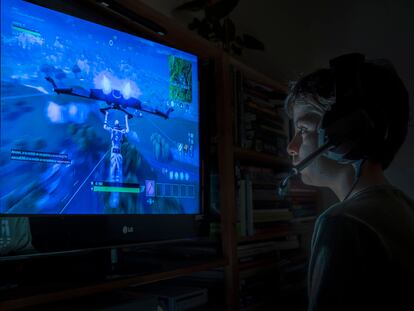 Un niño juega a Fortnite en un televisor.