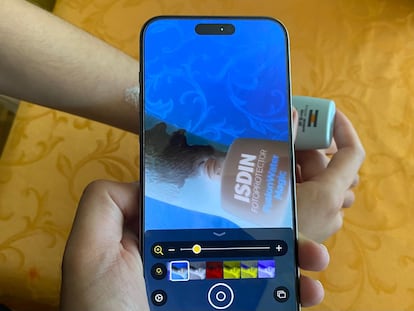 La lupa del iPhone sirve para saber si la crema solar se está aplicando correctamente.