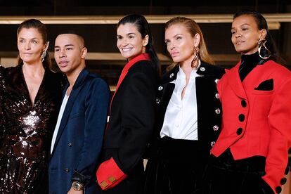 Esther Cañadas posa junto al director creativo de Balmain, Olivier Rousteing, y otras compañeras de profesión.