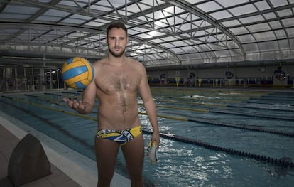 Víctor Gutierrez, jugador de waterpolo, en la piscina del Real Canoe.