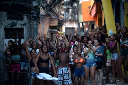 Vecinos de la favela de Jacarezinho, en Río de Janeiro, protestan tras una violenta incursión policial que causó 28 muertos el pasado 6 de mayo. 