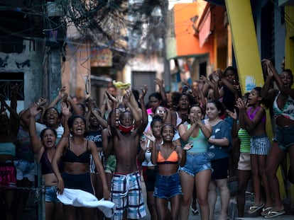 Moradores do Jacarezinho fazem protesto na quinta-feira, 6 de maio, logo após a operação policial que resultou em 25 mortes.