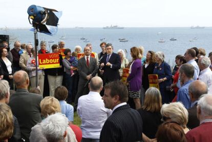 El laborista Gordon Brown pronuncia un discurso en Weymouth, al sur de Inglaterra.