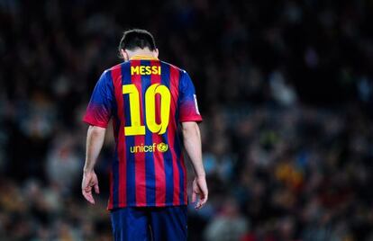 Messi, cabizbajo en un momento del Bar&ccedil;a-Espanyol.