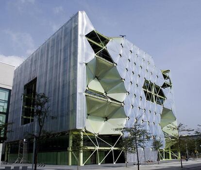 <p> El edificio de Media TIC se encuentra cerca de la Torre Agbar, junto a la confluencia de la Diagonal con Glòries. En él se encuentran instituciones como la Universitat Oberta de Catalunya o Conector, una de las tres incubadoras tecnológicas que cuentan con apoyo institucional y que acogen a más de 30 'startups'. </p> <br> </br> <br> </br> <p> El edificio, obra del estudio de Enric Ruiz-Geli, incluye además un espacio de 'coworking'. Se ubica en el distrito 22 de la ciudad, el epicentro de las empresas tecnológicas de la capital catalana. Los materiales y el esqueleto del edificio permiten que autorregule la luz y la temperatura, ahorrando energía. </p>