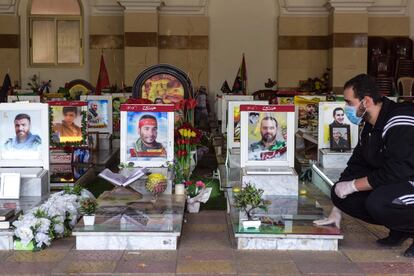 Un seguidor de Hezbolá este martes en el cementerio de Dahie, de los mártires caídos en la guerra Siria.