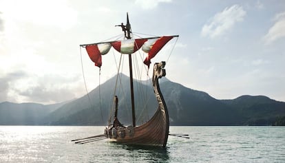 Reconstrucci&oacute;n de un drakkar vikingo navegando cerca de la costa.