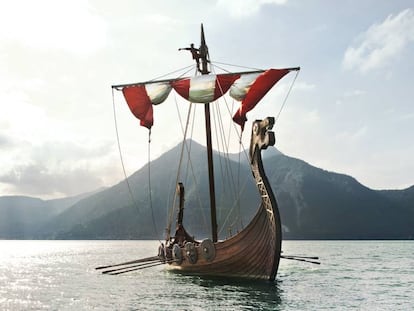 Reconstrucci&oacute;n de un drakkar vikingo navegando cerca de la costa.