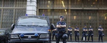 La Policía protege la sede de Caja Madrid esta mañana.