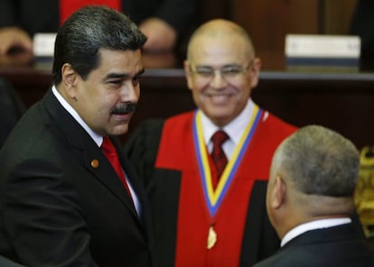 El presidente de Venezuela, Nicolás Maduro, saluda al presidente de la Asamblea Constitucional, Diosdado Cabello, a su llegada a la Corte Suprema de Justicia para su juramento, en Caracas.